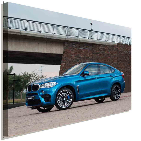 BMW X6 M Leinwandbild – Blaue Power in urbaner Kulisse | AK ART Auto Wandbild XXL