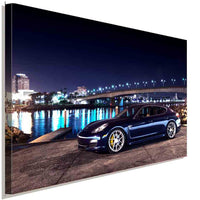 Porsche Panamera Leinwandbild – Urbaner Nachtblick mit Wasserreflexionen | AK ART Auto Wandbild XXL
