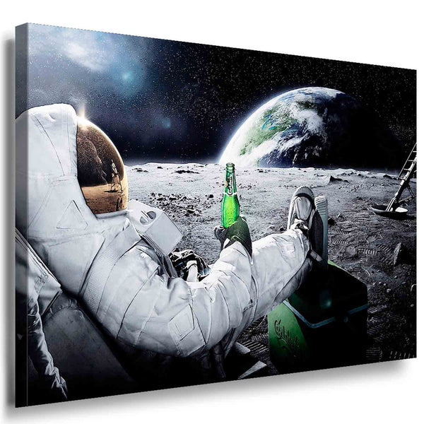 Astronaut mit Bier auf dem Mond – Kosmisches Leinwandbild mit Augenzwinkern | AK ART Wanddeko XXL