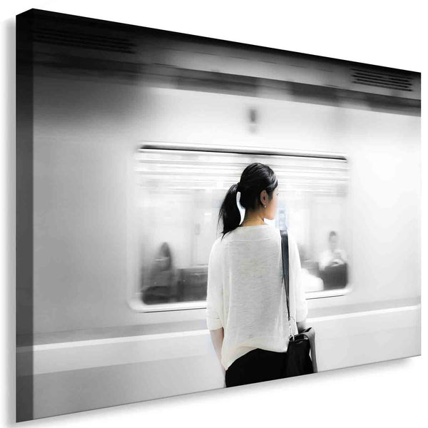 Frau auf Bahnsteig – Minimalistische U-Bahn Szene als Leinwandbild | AK ART Wandbild XXL