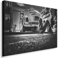 Retro Werkstatt-Moment in Schwarz-Weiß – Auto-Leinwandbild mit VW & Mechaniker | AK ART Kunstdruck XXL