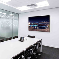 Porsche Panamera Leinwandbild – Urbaner Nachtblick mit Wasserreflexionen | AK ART Auto Wandbild XXL