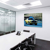 Ford Mustang Leinwandbild – Gelber Boss 302 vor Industriehalle | AK ART Auto Wandbild