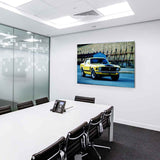 Ford Mustang Leinwandbild – Gelber Boss 302 vor Industriehalle | AK ART Auto Wandbild