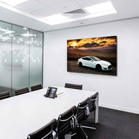 Tesla Model S Leinwandbild – Elegantes Elektroauto vor dramatischer Landschaft | AK ART Wanddeko