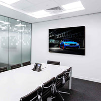 BMW M4 Leinwandbild – Sportliche Eleganz im urbanen Lichtspiel | AK ART Auto-Wanddeko XXL