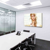 AK ART Porträtbild – Hübsche blonde Frau im Weizenfeld | Hochwertiger Kunstdruck in sanften Farben | Made in Germany & direkt aufhängbar