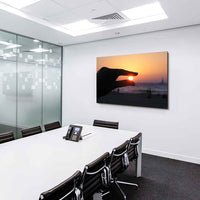Sonne in der Hand Leinwandbild – Magischer Sonnenuntergang am Strand | AK ART Wandbild XXL