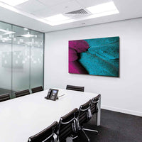 Makro Feder Leinwandbild – Wassertropfen in Magenta & Türkis | Abstrakter Kunstdruck von AK ART
