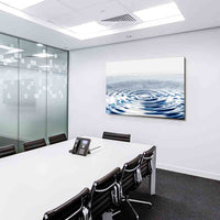 Beruhigende Wassertropfen‑Wellen – Minimalistisches Blau‑Silber Leinwandbild | AK ART Kunstdruck XXL