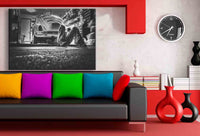 Retro Werkstatt-Moment in Schwarz-Weiß – Auto-Leinwandbild mit VW & Mechaniker | AK ART Kunstdruck XXL