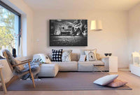 Retro Werkstatt-Moment in Schwarz-Weiß – Auto-Leinwandbild mit VW & Mechaniker | AK ART Kunstdruck XXL